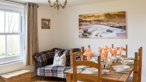 Dining - 3 bedroom accommodation in Newchurch, near Sandown (Newchurch, near Sandown)