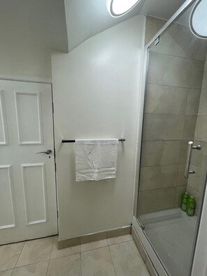 Studio | Bathroom - Gated Stunning Period Studio in Vibrant Bristol (Bristol)