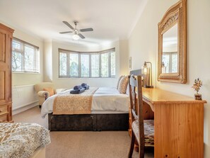 6 bedrooms, free WiFi, bed sheets - 6 bedroom accommodation in Sway, near Lymington (Sway, near Lymington)