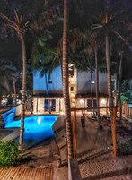 Piscina externa, guarda-sóis, espreguiçadeiras