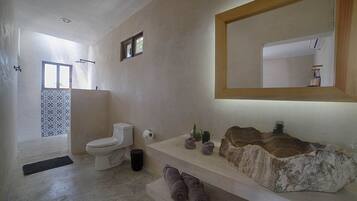 Habitación Premium | Baño | Amenidades de baño gratuitas y secadora de cabello