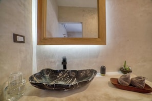 Quarto premium | Banheiro | Produtos de toalete grátis, secador de cabelo