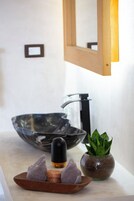 Quarto premium | Banheiro | Produtos de toalete grátis, secador de cabelo