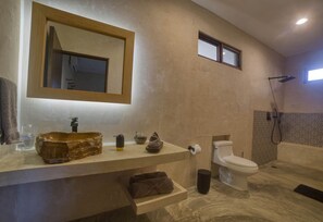 Superior-Zimmer | Badezimmer | Kostenlose Toilettenartikel, Haartrockner