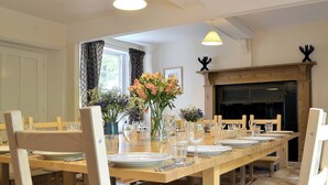 Dining - 9 bedroom accommodation in Kings Lynn (Kings Lynn)