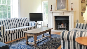 TV, fireplace - 9 bedroom accommodation in Kings Lynn (Kings Lynn)