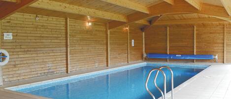 من حمّامات السباحة المغطاة