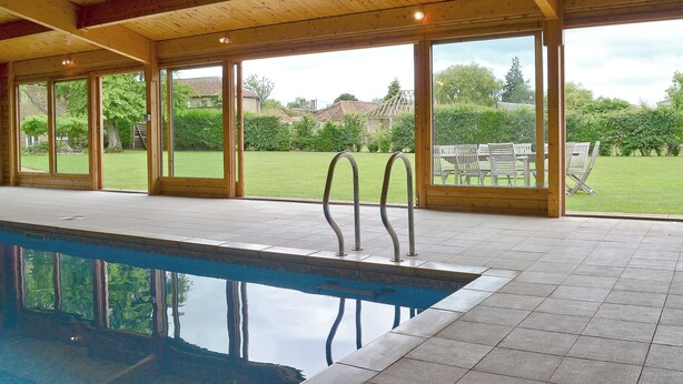 Indoor pool - 9 bedroom accommodation in Kings Lynn (Kings Lynn)