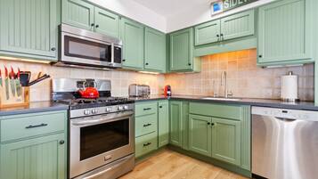 Townhouse, 3 kamar tidur | Dapur pribadi | Lemari es, oven, mesin pembuat kopi/teh, dan pemanggang roti