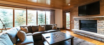 Luxury Four Bedroom Corner Suite with Hot Tub 4 Apartment Hotel by RedAwning