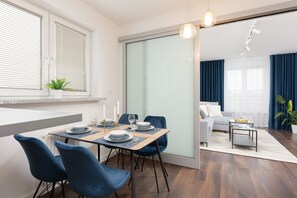 Microondas, lavavajillas, utensilios de cocina