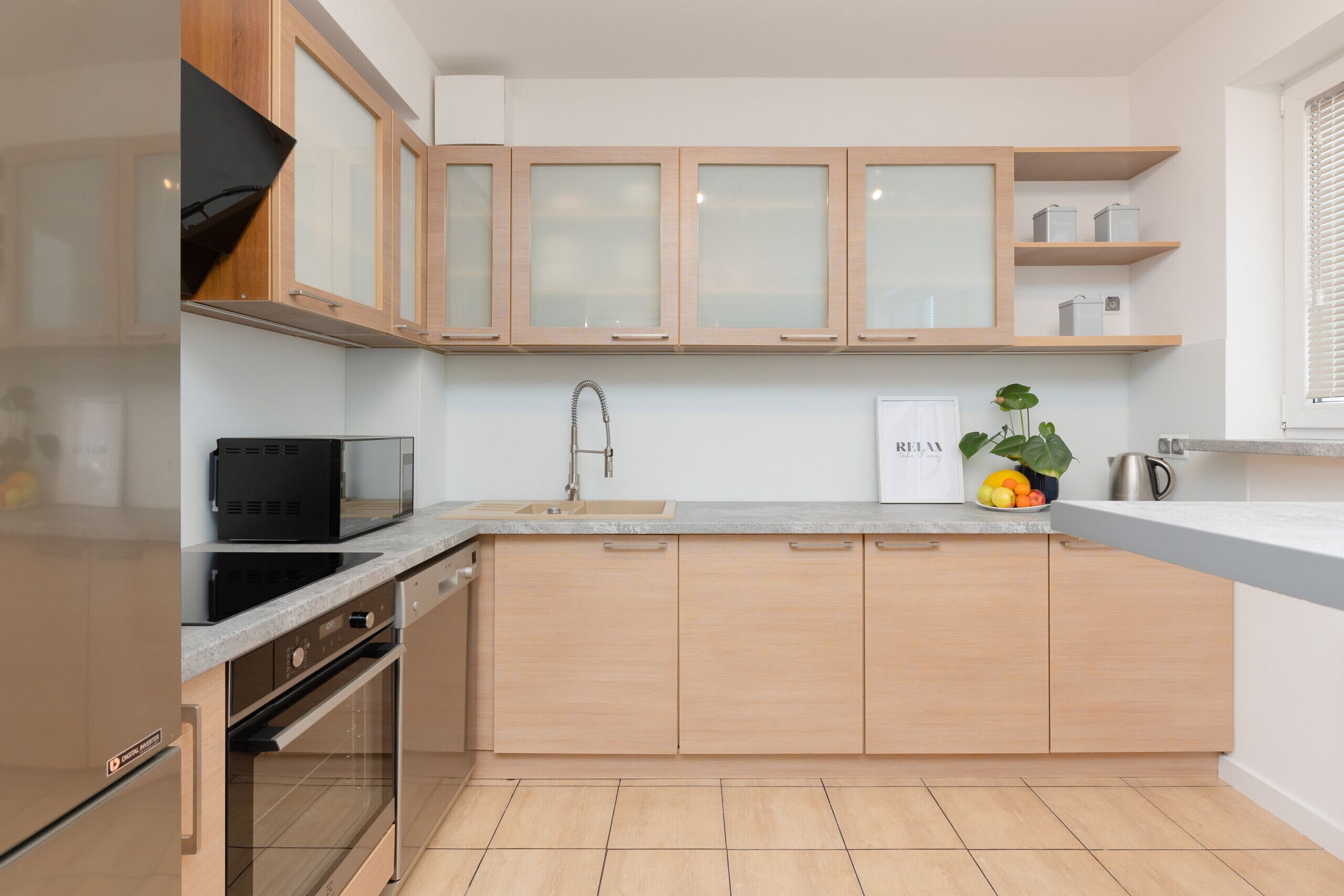 Lò vi sóng, máy rửa bát, dụng cụ nấu nướng/bát dĩa/dao nĩa 