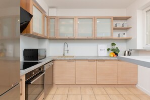 Micro-ondas, lava-louças, talheres/pratos/utensílios de cozinha