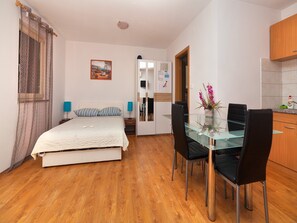 Studio (Apartments Barbara - Studio Apartment) | Living room | TV - Apartments Barbara With Swimming Pool (Moscenicka Draga)