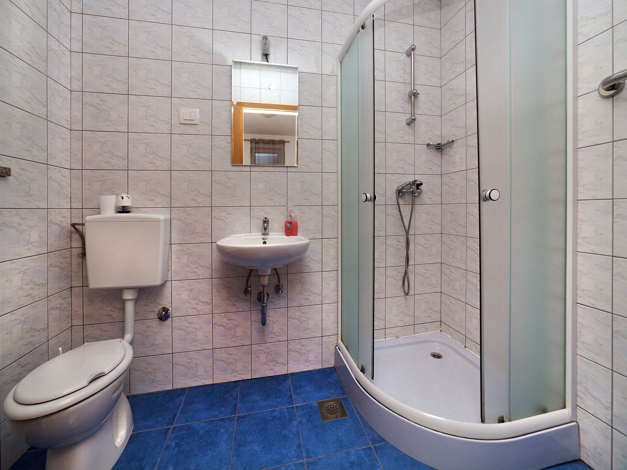 Studio (Apartments Barbara - Studio Apartment) | Phòng tắm | Buồng tắm vòi sen, khăn tắm 
