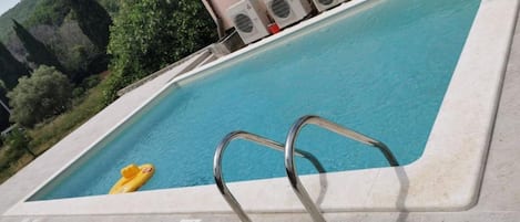 Huoneisto (Three Bedroom Apartment with Swimming) | Uima-allas | Ulkouima-allas, aurinkovarjoja, aurinkotuoleja