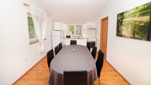 Appartement (Three Bedroom Apartment with Swimming) | Salle à manger