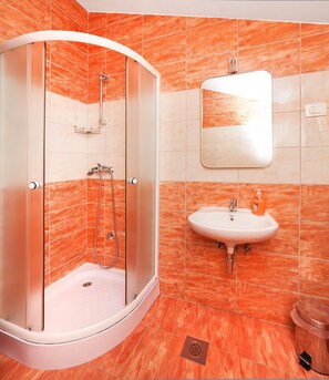 Apartment (Three Bedroom Apartment with Swimming) | Bathroom | Shower, towels - Apartments Barbara With Swimming Pool (Moscenicka Draga)