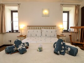 2 quartos, individualmente decorados, individualmente mobiliados