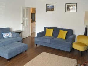 Fireplace - 3 bedroom accommodation in Amble (Amble)