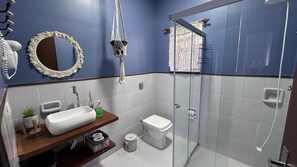 Villa | Baño | Regadera, regadera tipo lluvia, secadora de cabello, toallas 