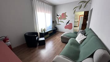 Villa | Zona de estar | Smart TV de 32 pulgadas con canales por cable, una televisión