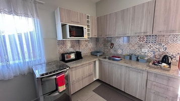Vila | Cozinha privada | Máquina de café expresso, geladeira, micro-ondas, fogão