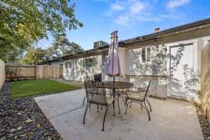 Outdoor dining - Remodeled 3 Bedroom/2 Bath Home in Loomis (3) (Loomis)
