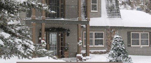 Lovin' Oven GUESTROOM at Arbor House Inn Bed and Breakfast on the River
