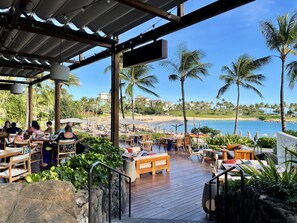 Outdoor dining - Top-Floor Luxury: Rare 3 Lagoon View, 2 Lanais near Disney Aulani, Avail Feb 1st (Kapolei)