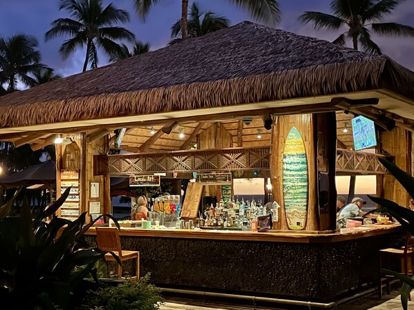 Bar (on property) - Top-Floor Luxury: Rare 3 Lagoon View, 2 Lanais near Disney Aulani, Avail Feb 1st (Kapolei)