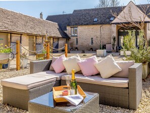 Unclassified image, 4 of 23, button - 3 bedroom accommodation in Kemble, near Cirencester (Kemble, near Cirencester)