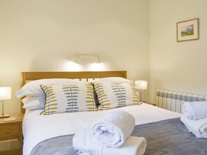 4 bedrooms, free WiFi, bed sheets - 4 bedroom accommodation in Askrigg, near Wensleydale (Askrigg, near Wensleydale)