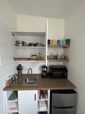 Refrigerador, microondas, cafetera y tetera y tostadora