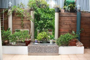 Property grounds - Hideaway apartment in bustling beachside suburb, short walk to city attractions (Bar Beach)