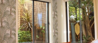 Hideaway apartment in bustling beachside suburb, short walk to city attractions