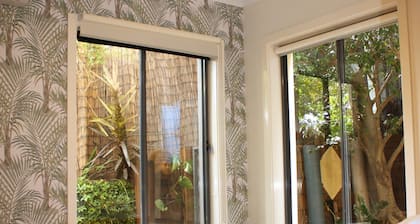 Hideaway apartment in bustling beachside suburb, short walk to city attractions