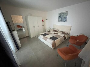 1 chambre, fer et planche à repasser, Wi-Fi gratuit, draps fournis
