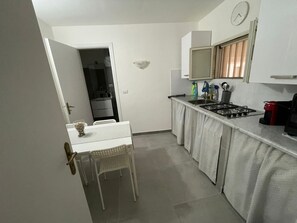 Réfrigérateur, plaque de cuisson, cafetière/bouilloire, grille-pain