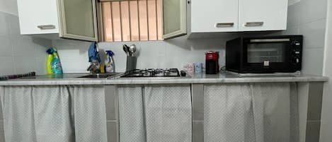 Kühlschrank, Herdplatte, Wasserkocher mit Kaffee-/Teezubehör, Toaster