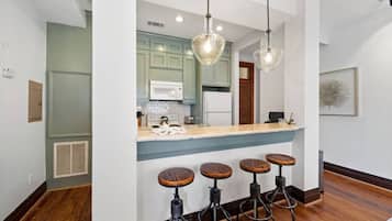 Frigorifero, microonde, forno, piano cottura