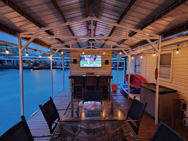 Outdoor dining - WAKE N' UP (Floating House @ Whitman Hollow) (LaFollette)