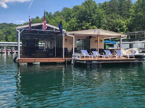 Exterior - WAKE N' UP (Floating House @ Whitman Hollow) (LaFollette)