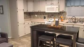 冷蔵庫、電子レンジ、オーブン、コンロ