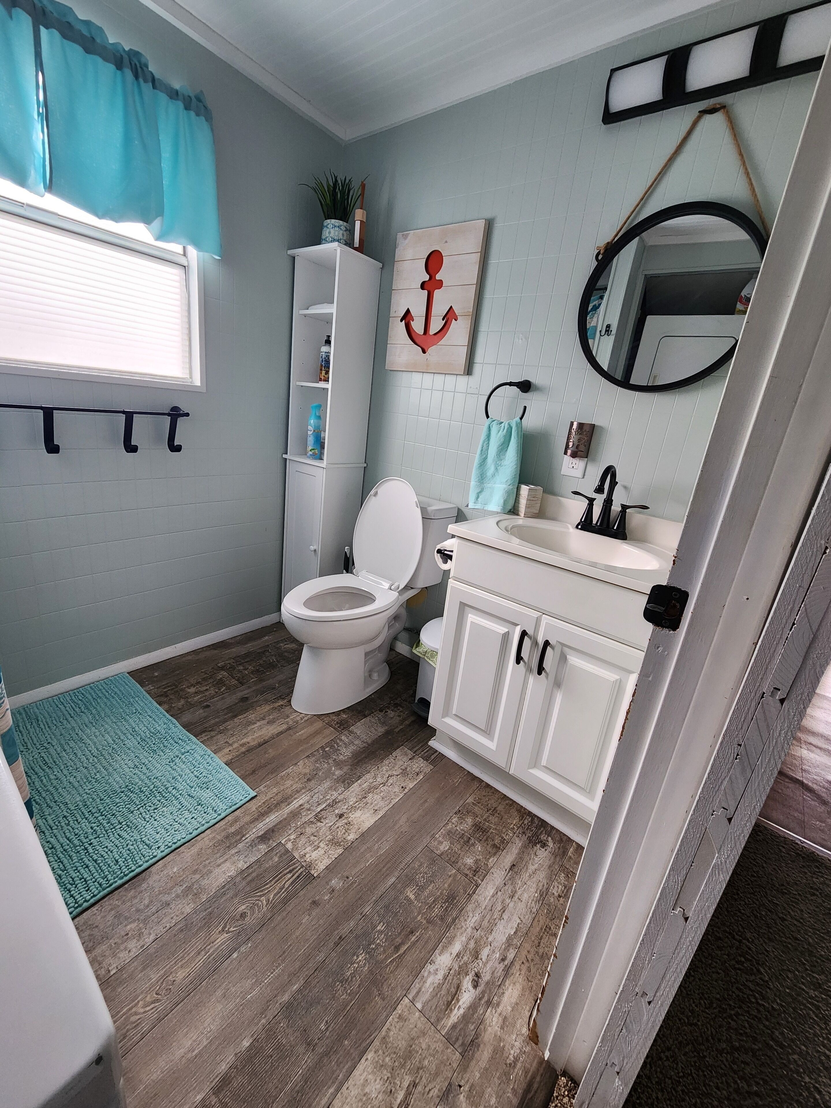 Douche, serviettes fournies, papier toilette