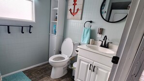 シャワー、タオル、トイレットペーパー