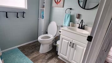 Douche, serviettes fournies, papier toilette