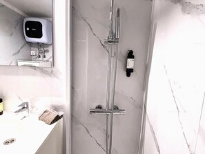 Badewanne, Haartrockner, Handtücher