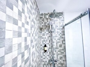 Dusche, Haartrockner, Handtücher, Shampoo