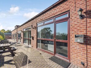 Outdoor dining - 2 bedroom accommodation in Ashby cum Fenby (Ashby cum Fenby)
